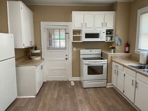 Réfrigérateur, micro-ondes, plaque de cuisson, lave-vaisselle