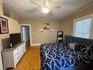 3 bedrooms, desk, iron/ironing board, free WiFi