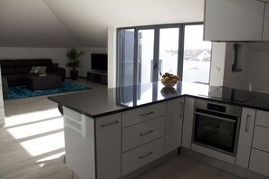 Kjøleskap, mikrobølgeovn, ovn og kokeplater