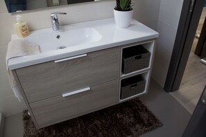 Een douche, een haardroger, een bidet, handdoeken