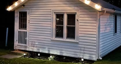 Sweet and Cozy two bedroom Lake Erie Cottage -PET FRIENDLY!
