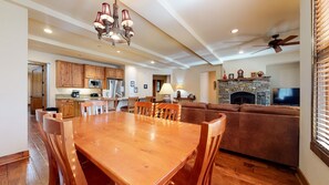 Dining - Snowcreek VI The Lodges #1133 by RedAwning (Mammoth Lakes)