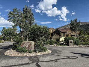 Exterior - Snowcreek VI The Lodges #1133 by RedAwning (Mammoth Lakes)