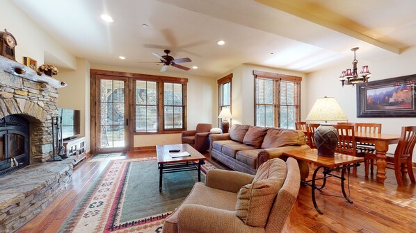 TV, fireplace, DVD player - Snowcreek VI The Lodges #1133 by RedAwning (Mammoth Lakes)