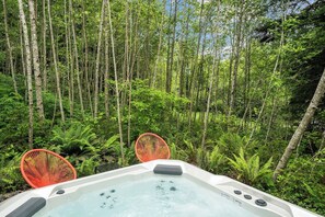 Outdoor spa tub - Chic Boutique Stay -Luxury Hot Tub & Massage Chair, EV and Game Room (Tillamook)