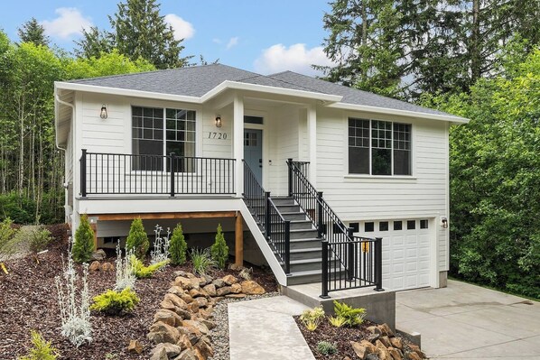 Exterior - Chic Boutique Stay -Luxury Hot Tub & Massage Chair, EV and Game Room (Tillamook)