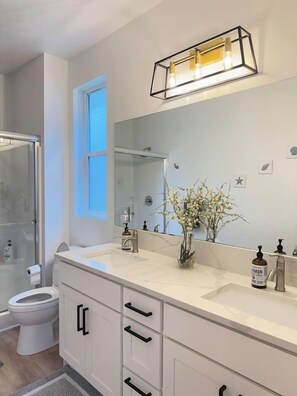 Bañera, secador de pelo y toallas