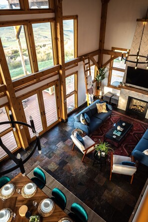 Smart TV, fireplace