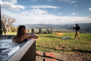 Outdoor spa tub - Luxury Mountain Top Cabin with Stunning Views (Glenwood Springs)