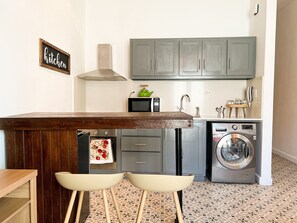 電子レンジ、オーブン、コーヒー / ティーメーカー、調理器具と食器