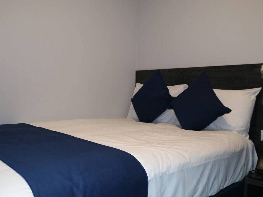 Skrivebord, blendingsgardiner, lydisolert og strykejern/-brett