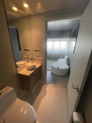 Bathtub - Stunning 2bed/3bath condo in Edgewater - 30 day min (Miami)