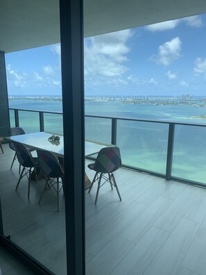 Outdoor dining - Stunning 2bed/3bath condo in Edgewater - 30 day min (Miami)