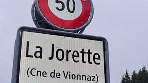 Un panneau indiquant la limitation de vitesse et un panneau indiquant l’emplacement de La Jorette (commune de Vionnaz).