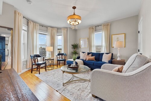 Spacious 4BR for groups walk to MBTA and mins to Downtown Boston