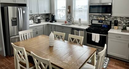 Beautiful decor 3rd FL condo walk to MBTA and mins to Downtown Boston