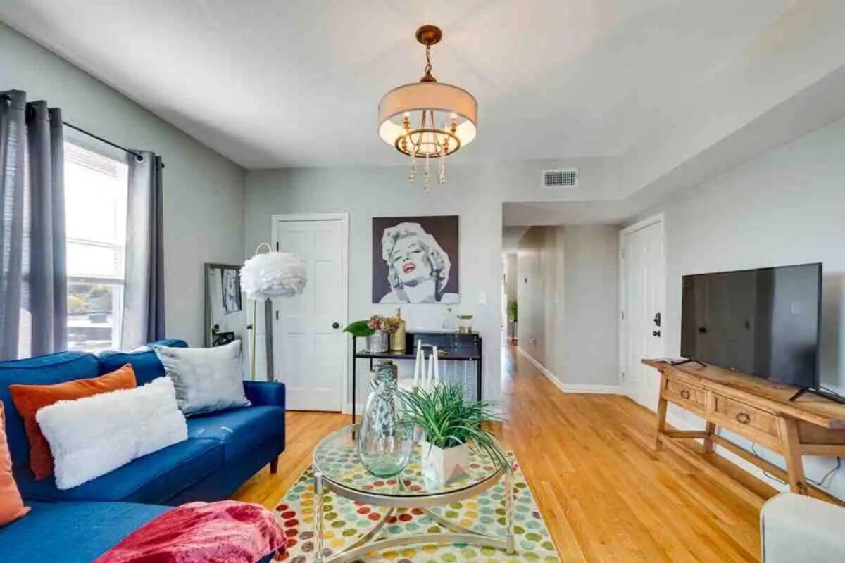 Beautiful decor 3rd FL condo walk to MBTA and mins to Downtown Boston