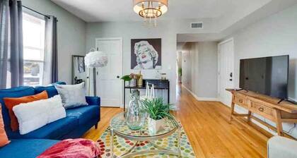 Beautiful decor 3rd FL condo walk to MBTA and mins to Downtown Boston