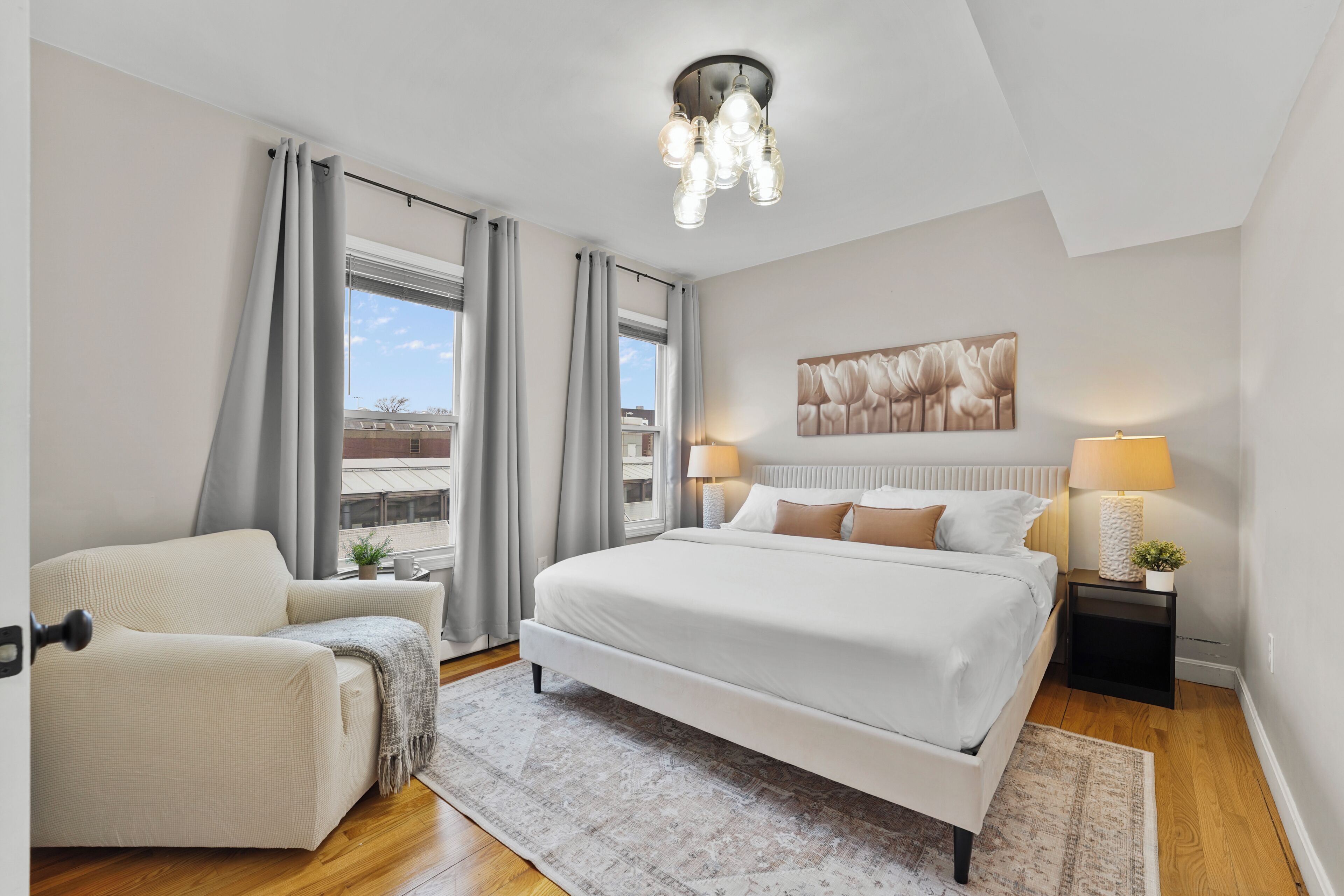 4 多间卧室、办公桌、熨斗/熨衣板、旅行婴儿床