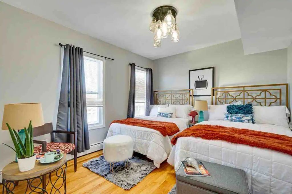 4 bedrooms, desk, iron/ironing board, travel crib