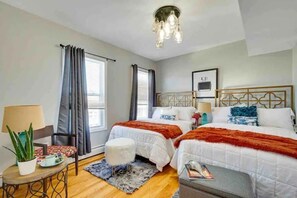 4 habitaciones, escritorio y tabla de planchar con plancha 