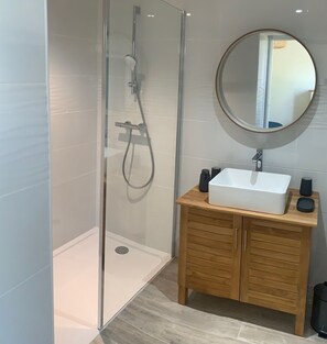 Shower, hair dryer, towels, soap - White sand house with sea view, 100m from the beach! (Loctudy)