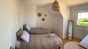 4 bedrooms, desk, iron/ironing board, travel cot - White sand house with sea view, 100m from the beach! (Loctudy)