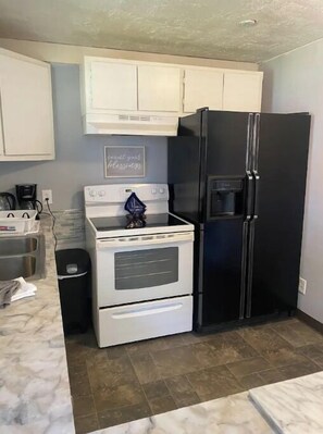 Batterie de cuisine, vaisselle et ustensiles