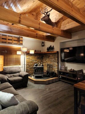 Smart TV, fireplace - Tahoe River Cabin on Private Beach (Markleeville)