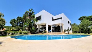 Una casa moderna de dos pisos con piscina delantera.