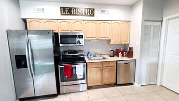 雪櫃、微波爐、焗爐、爐具