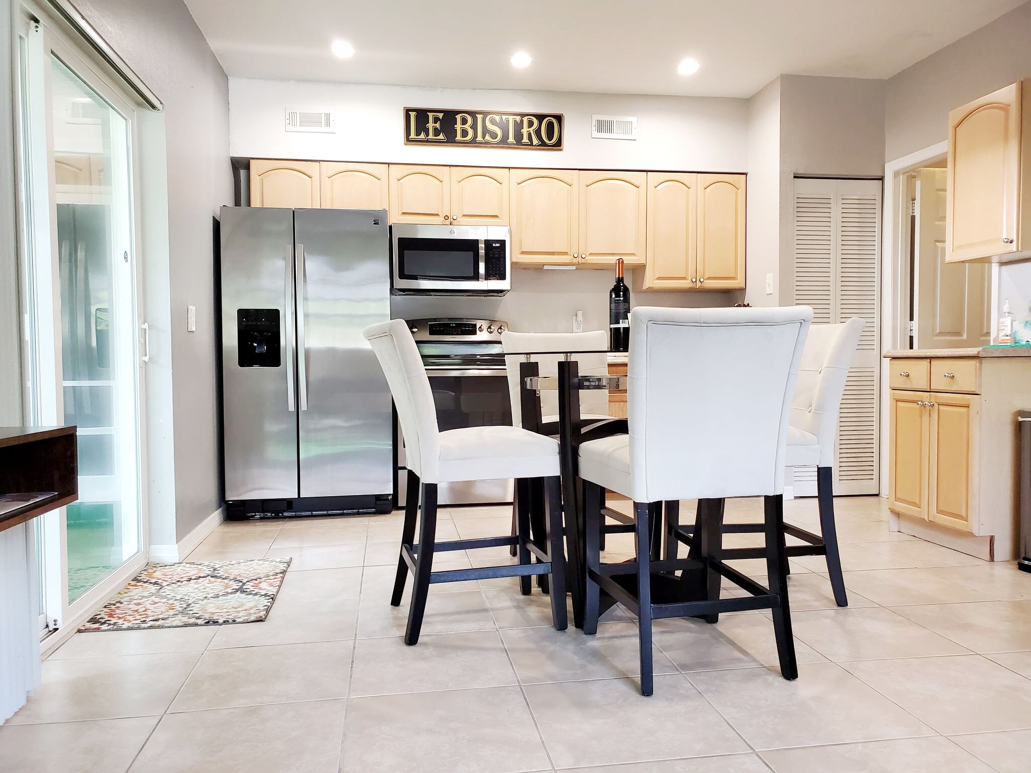 Refrigerador, microondas, horno y parrilla de estufa 