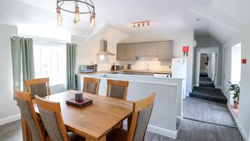 Cottage | Private kitchen | Fridge, microwave, dishwasher, electric kettle