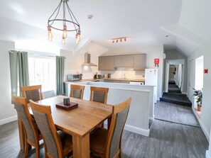 Cottage | Private kitchen | Fridge, microwave, dishwasher, electric kettle - The Loft at The George (Chesterfield)