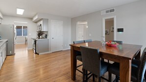 Una cocina moderna con comedor.