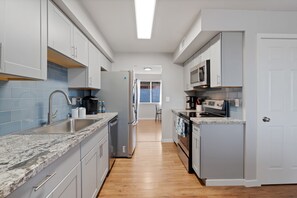 Frigorifero, microonde, forno, piano cottura