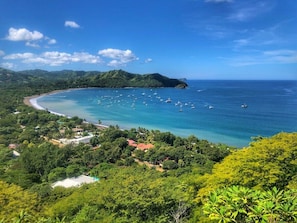 Playa en los alrededores, camastros y toallas de playa