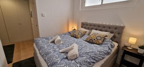 4 bedrooms, desk, iron/ironing board, travel crib