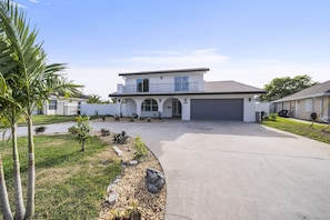 Exterior - LUXURY Lake house-5 BD,  5 BA, Pool, Hot-Tub, Grill, Mini Golf and Tiki Hut (Lake Worth)