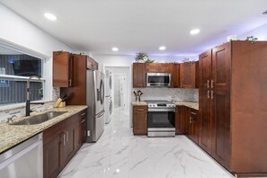 Kjøleskap, mikrobølgeovn, ovn og kokeplater