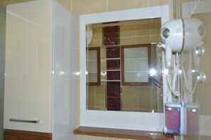 Classic-Apartment | Badezimmer | Dusche, Haartrockner, Handtücher, Toilettenpapier