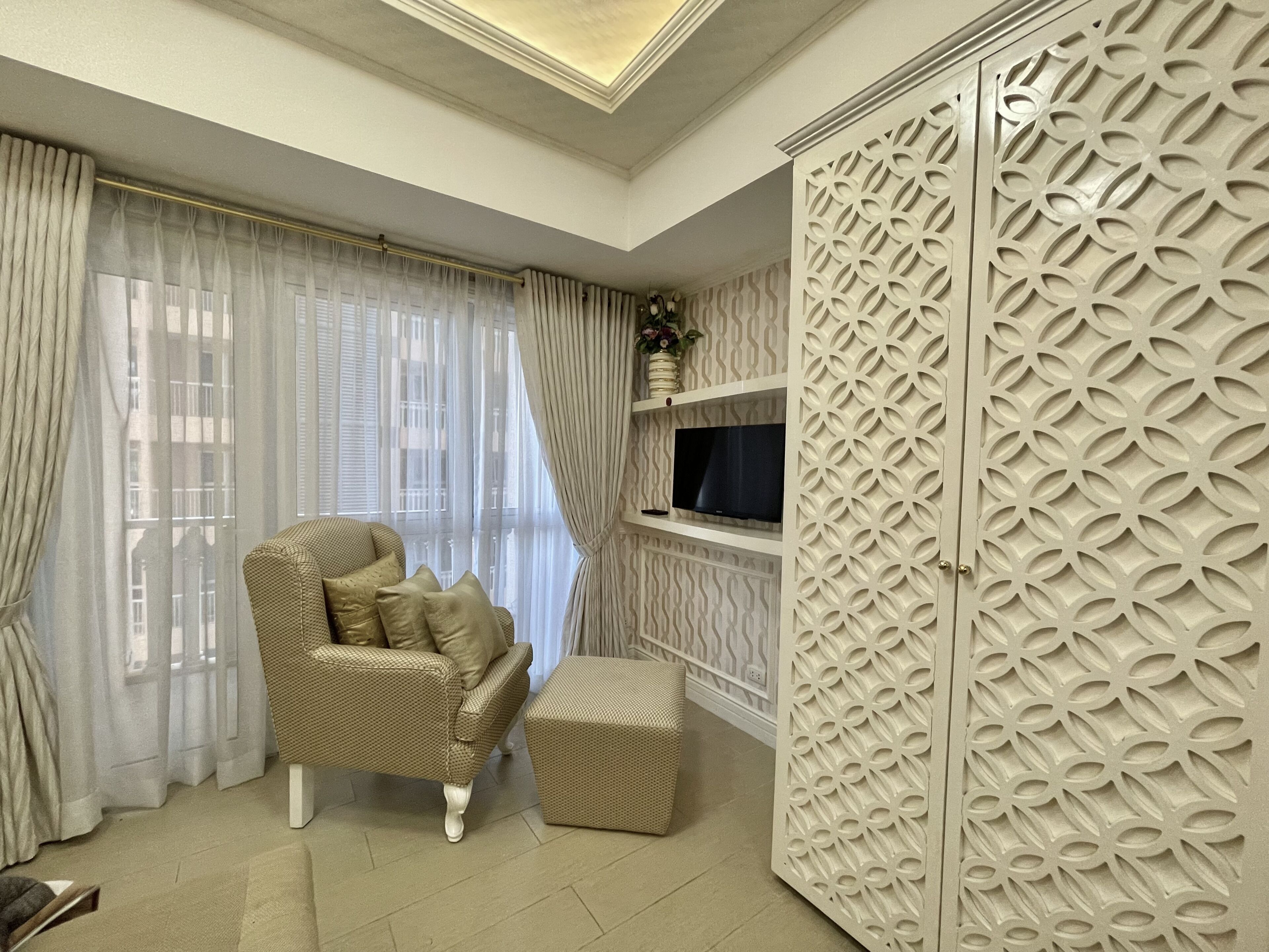 Superior Apartment | Individually decorated, individually furnished, desk, laptop workspace