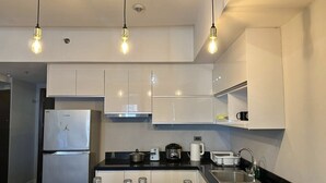 Studio – design | Eget kjøkken | Kjøleskap, mikrobølgeovn, kokeplater og brødrister