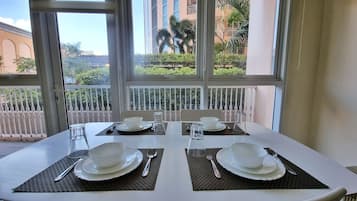 Apartamento grand | Opções para refeição no quarto