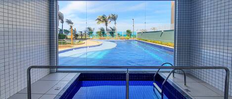 Alberca al aire libre y camastros