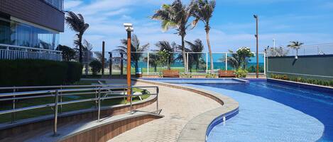 Kolam renang outdoor, dengan kursi berjemur