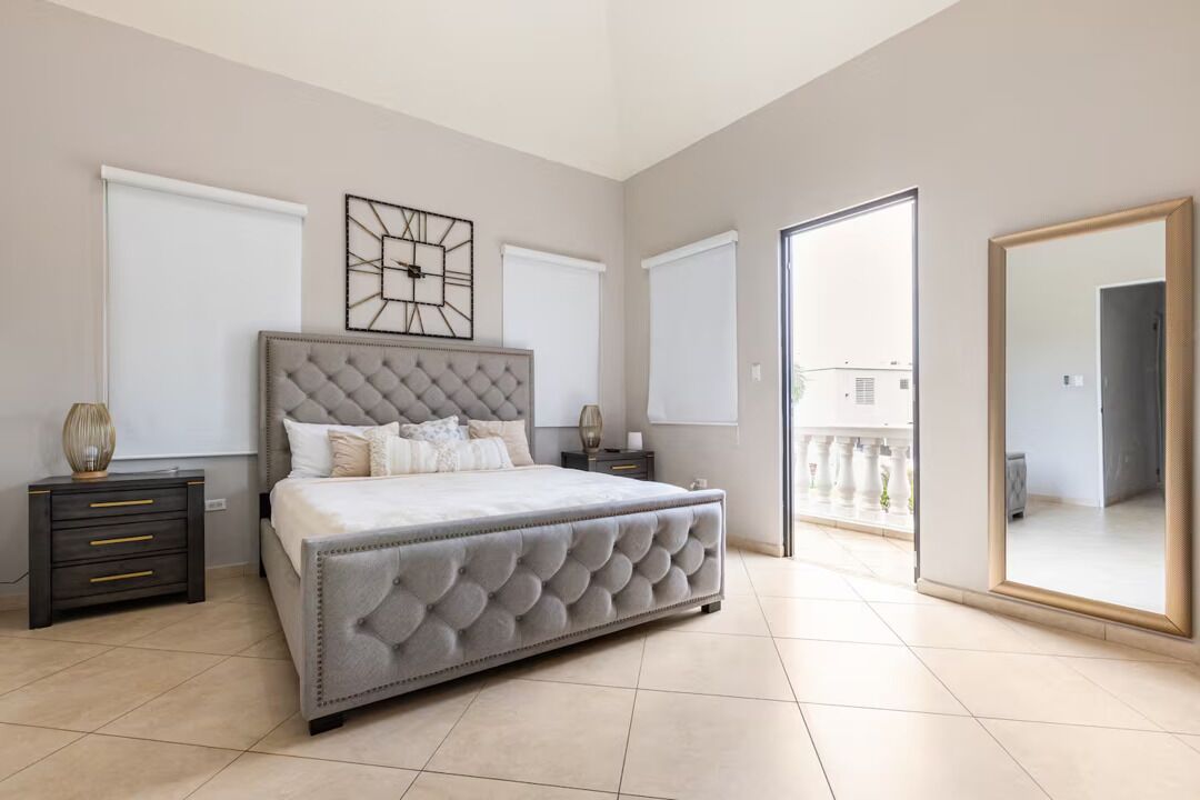 6 間睡房、書桌、熨斗/熨衫板、可攜式嬰兒床