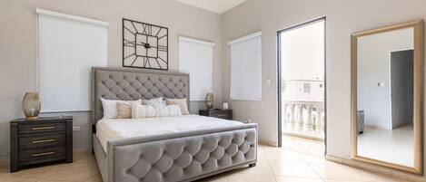 6 間睡房、書桌、熨斗/熨衫板、可攜式嬰兒床