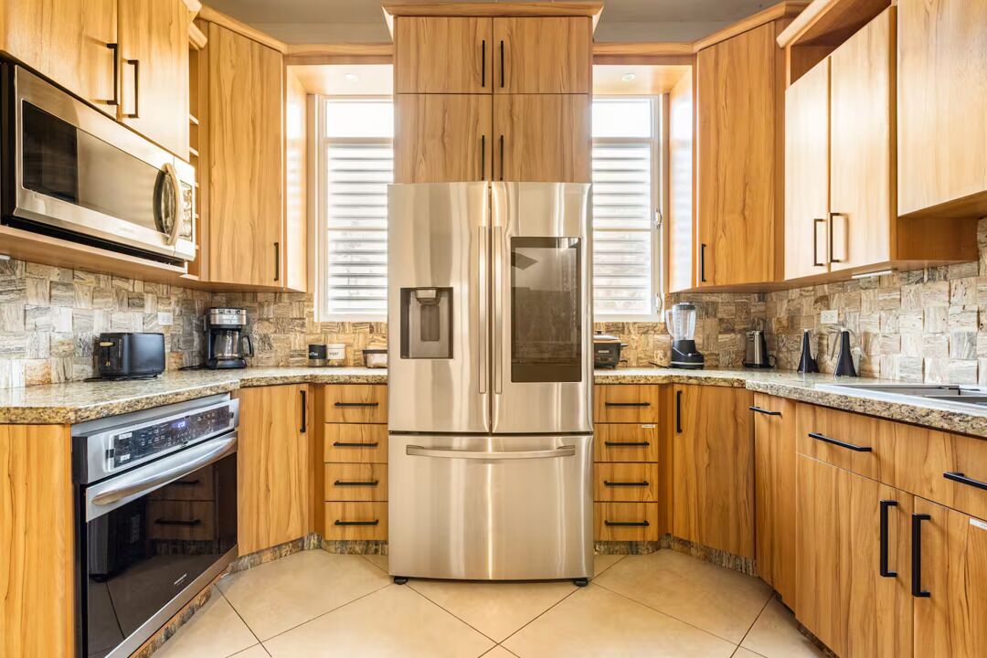 Réfrigérateur, four à micro-ondes, un four, surface de cuisson