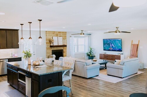 Unwind - Outdoor Living and Hot Tub, Shops and Restaurants Nearby